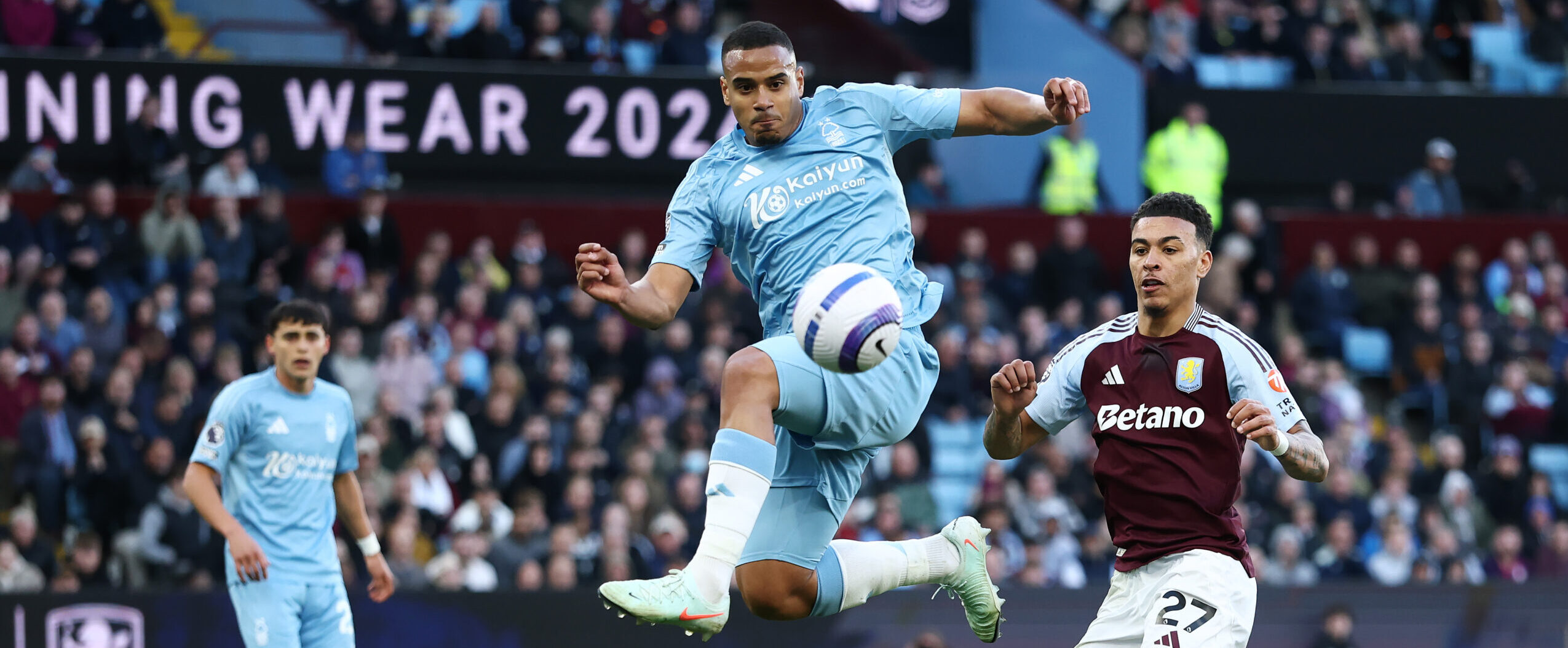 Murillo in action for Nottingham Forest in 2025