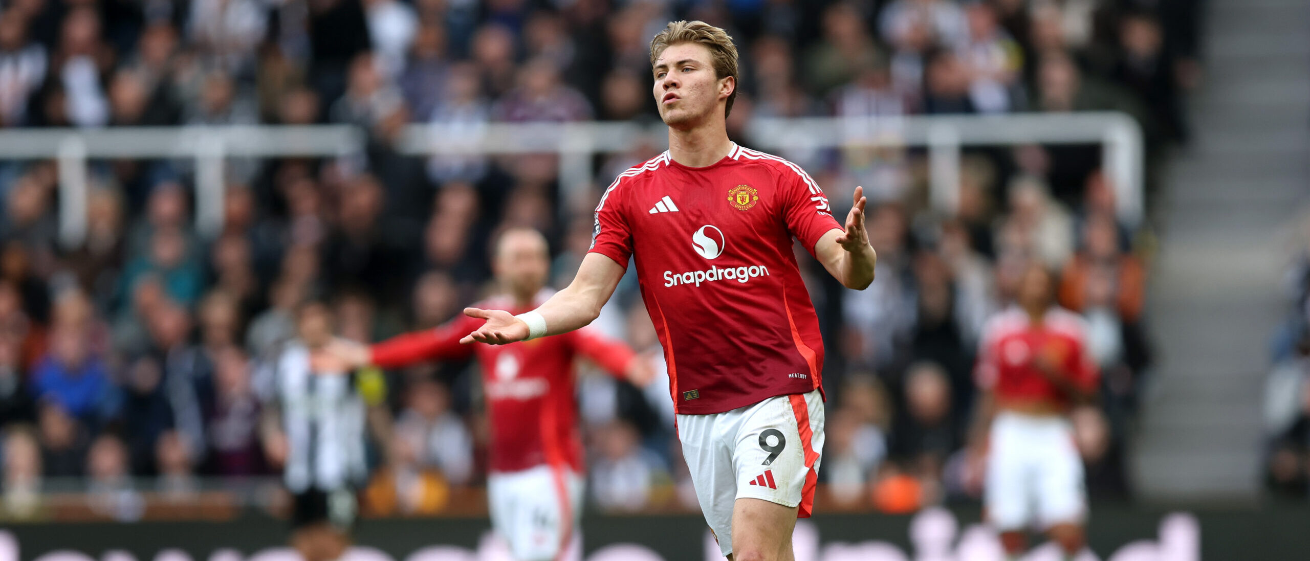 Hojlund in action for Manchester United in 2025