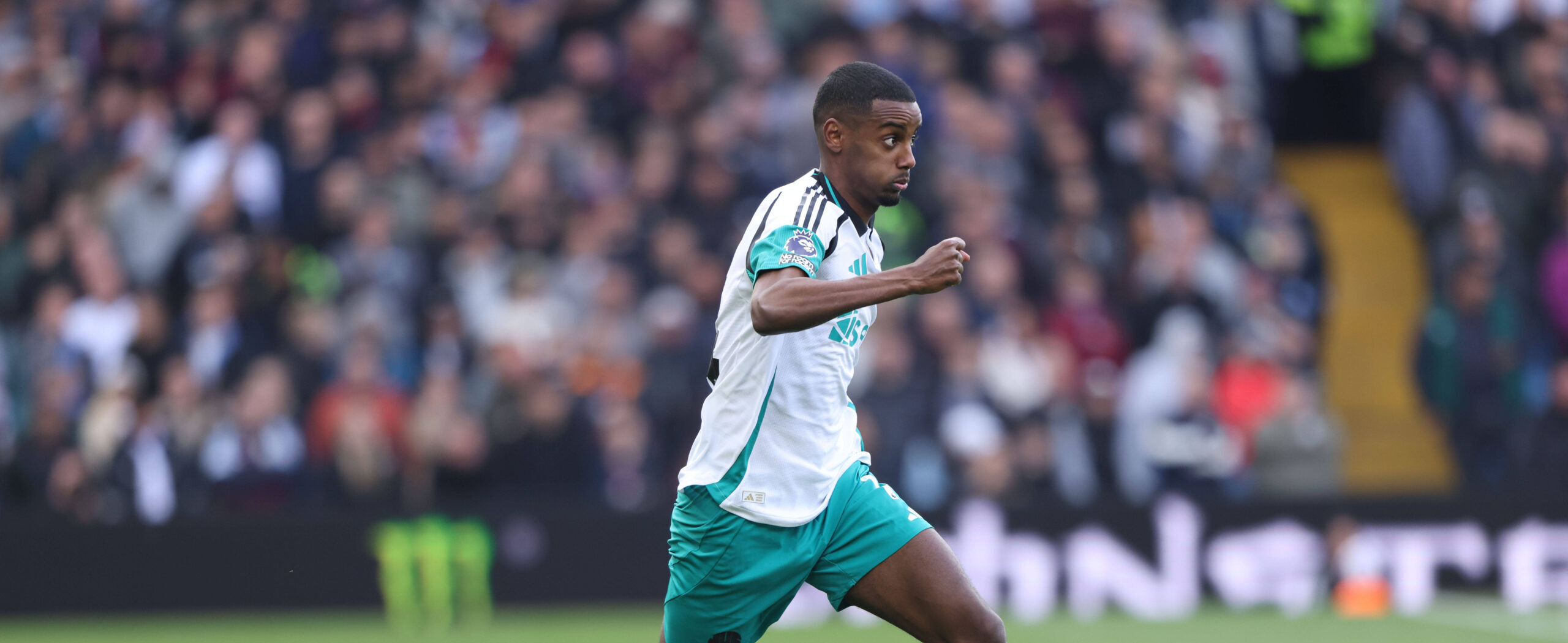Isak in action for Newcastle united in 2025