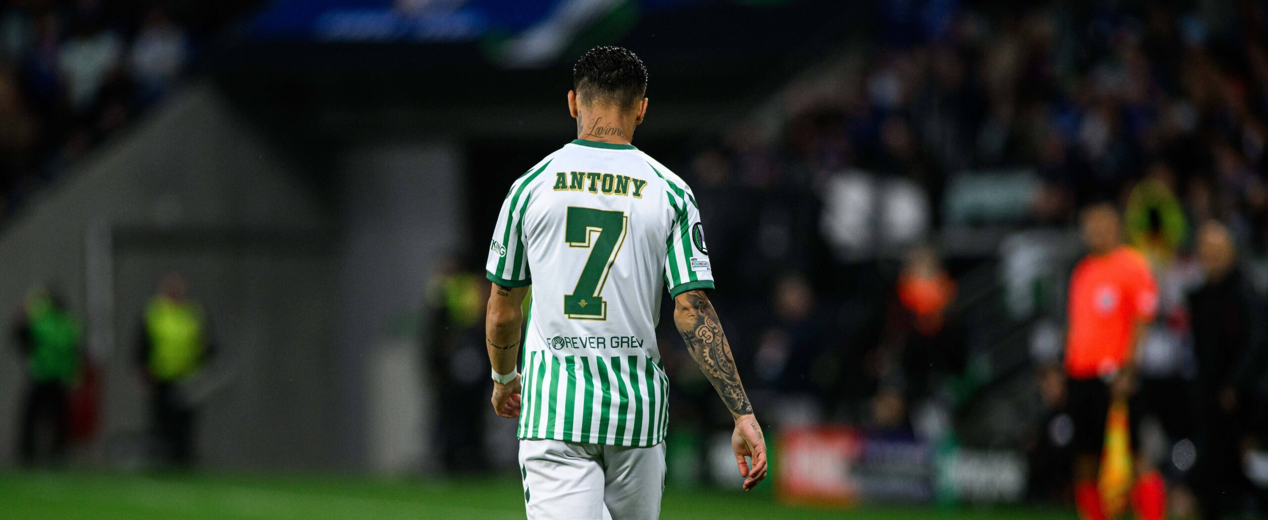 Antony in action for Real Betis in 2025