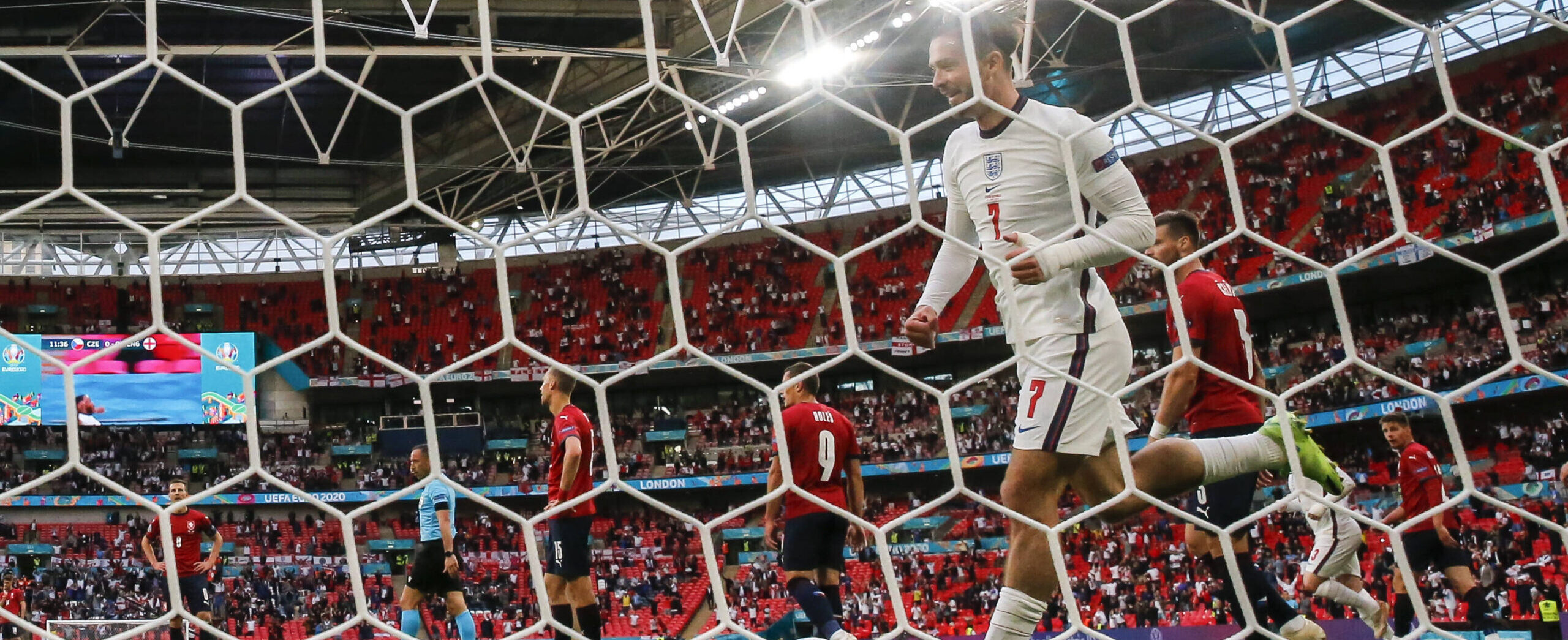 Sport Bilder des Tages (210623) — LONDON, June 23, 2021 — England s Jack Grealish (Front) celebrates after the goal by