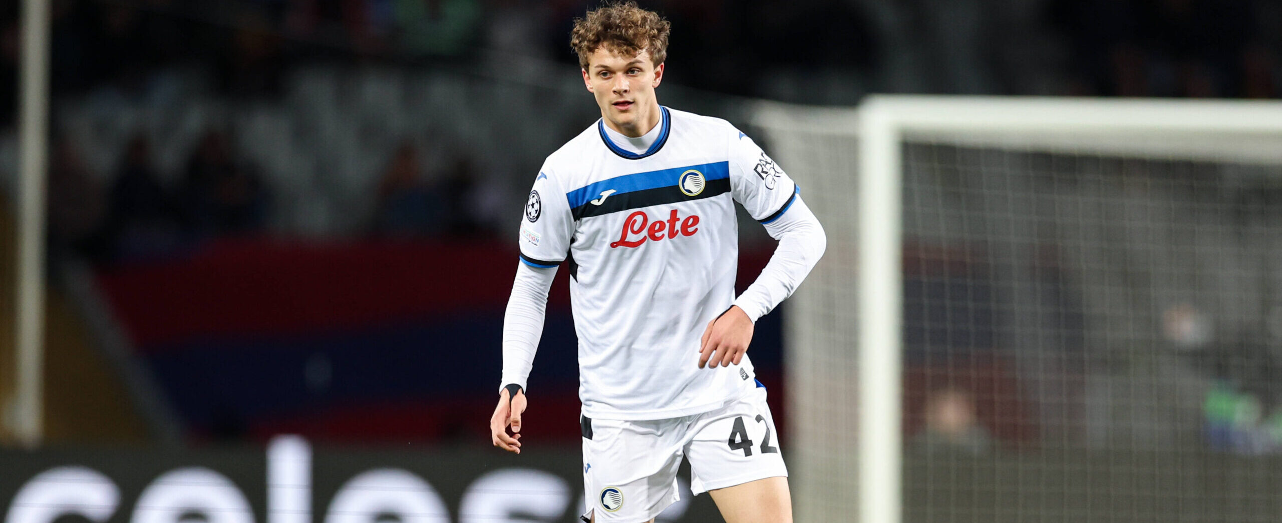 Scalvini in action for Atalanta in 2025