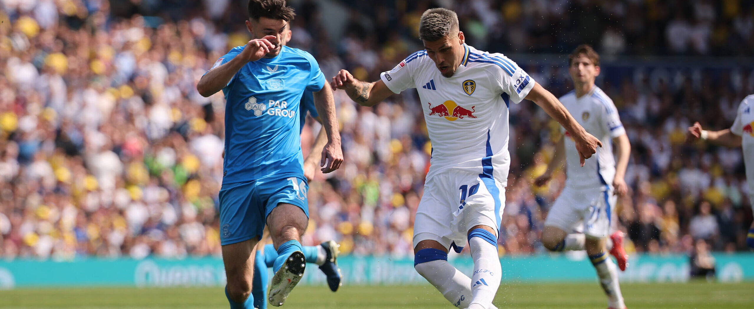 Joel Piroe in action for Leeds United in 2025