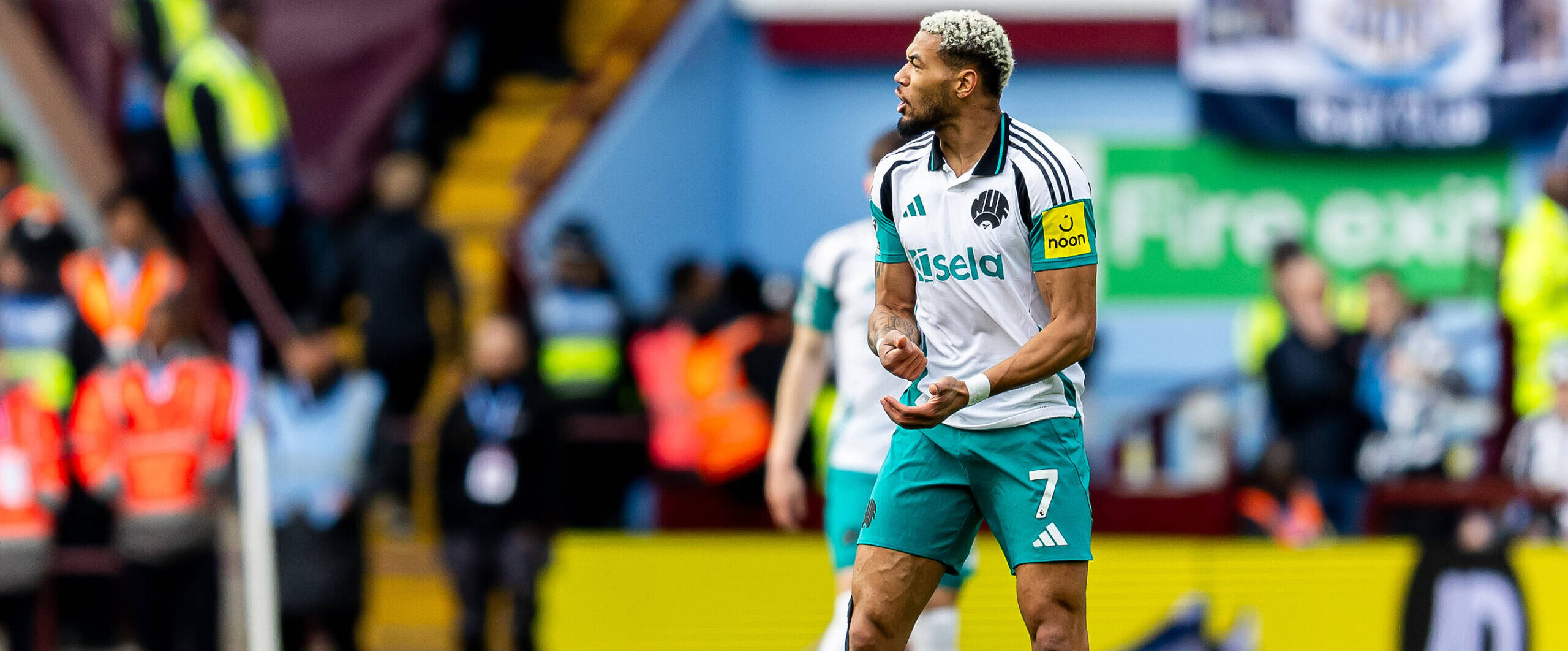 Joelinton in action for Newcastle United in 2025