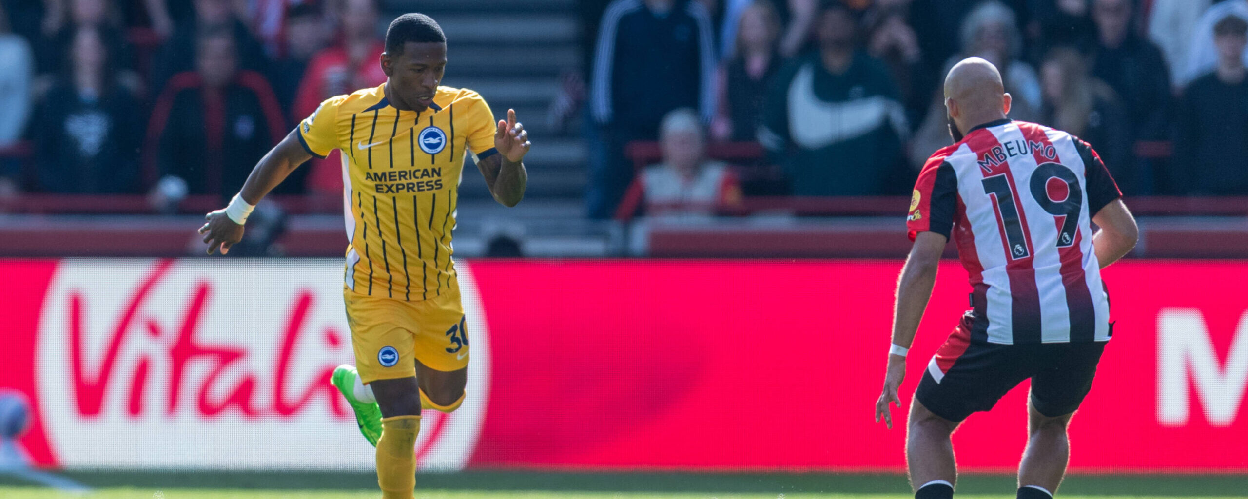 Pervis Estupinan vs Mbuemo in action for Brighton