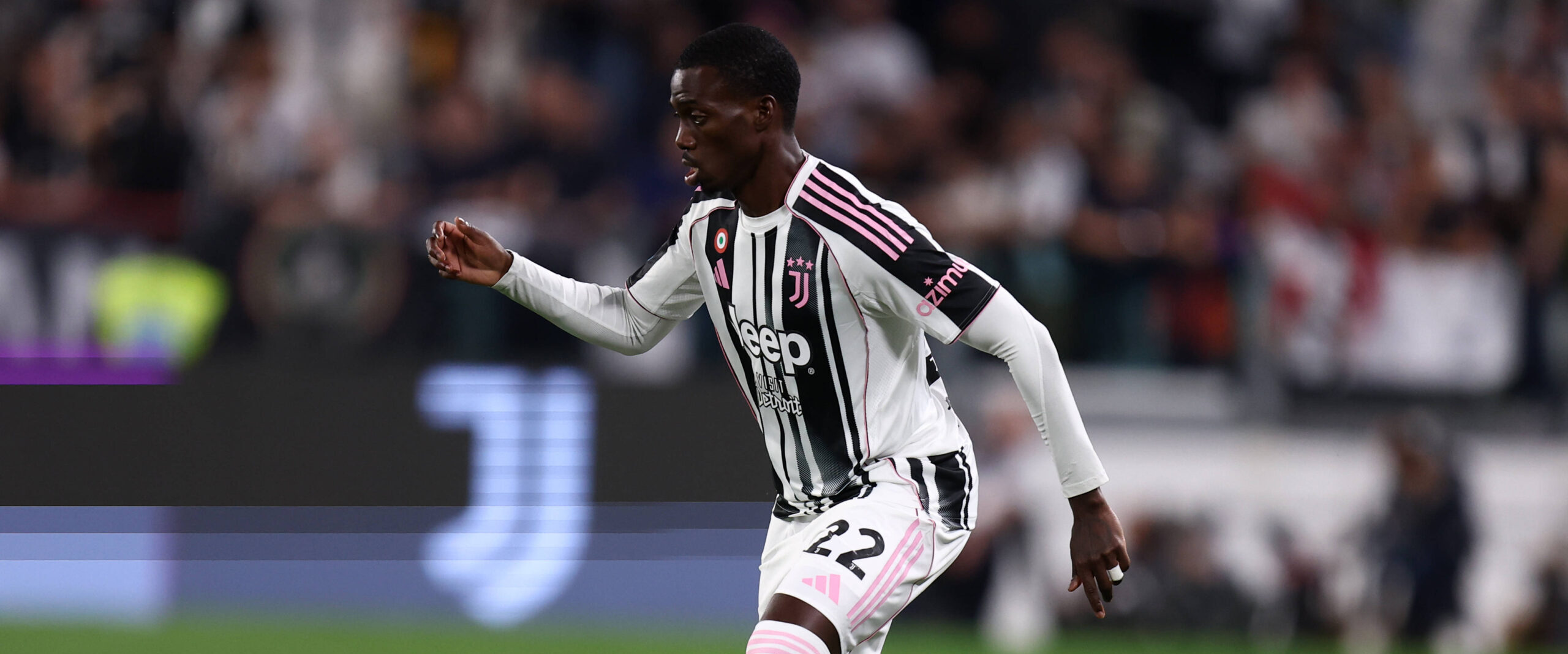 Timothy Weah in Juventus kit sprinting down the wing during a Serie A match, linked with Nottingham Forest summer transfer 2025