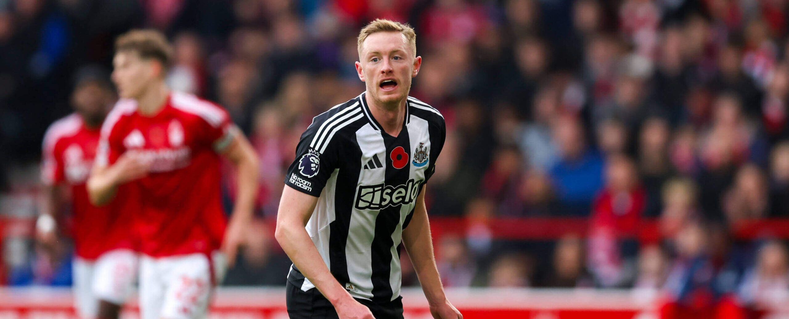 Sean Longstaff in action for Newcastle in 2025