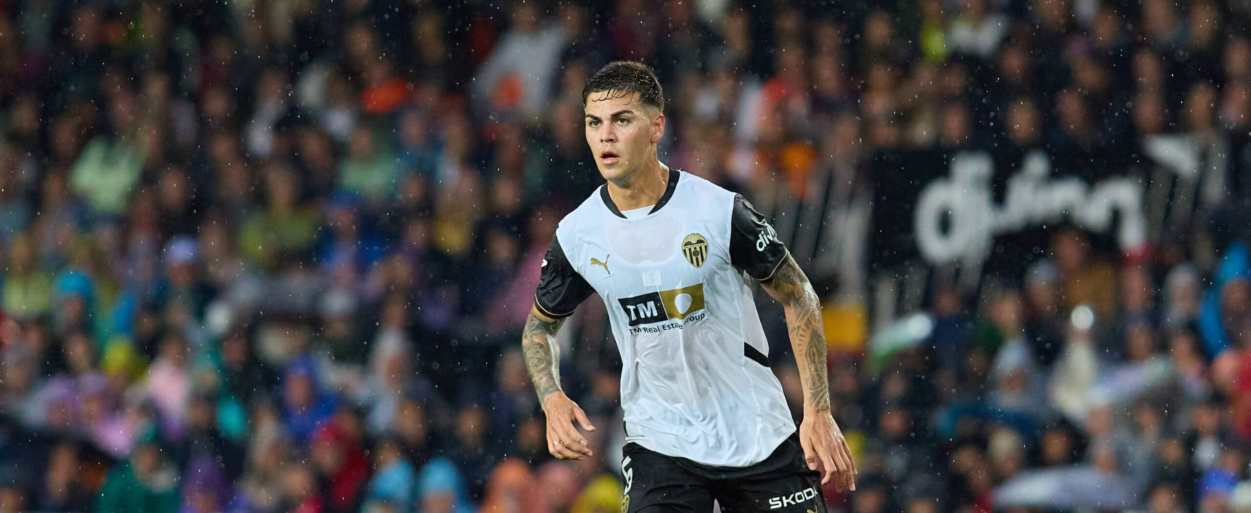 Enzo Barrenechea in action for Valencia on a loanspel from Aston Villa in 2025