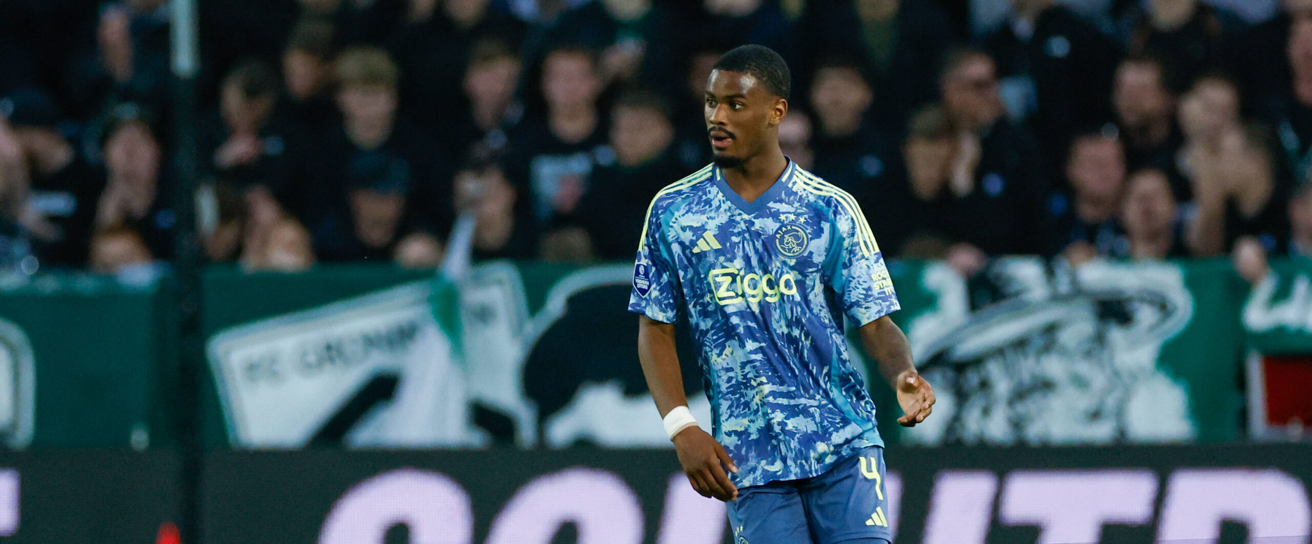 Jorrel Hato in action for Ajax on his move out to Chelsea in 2025