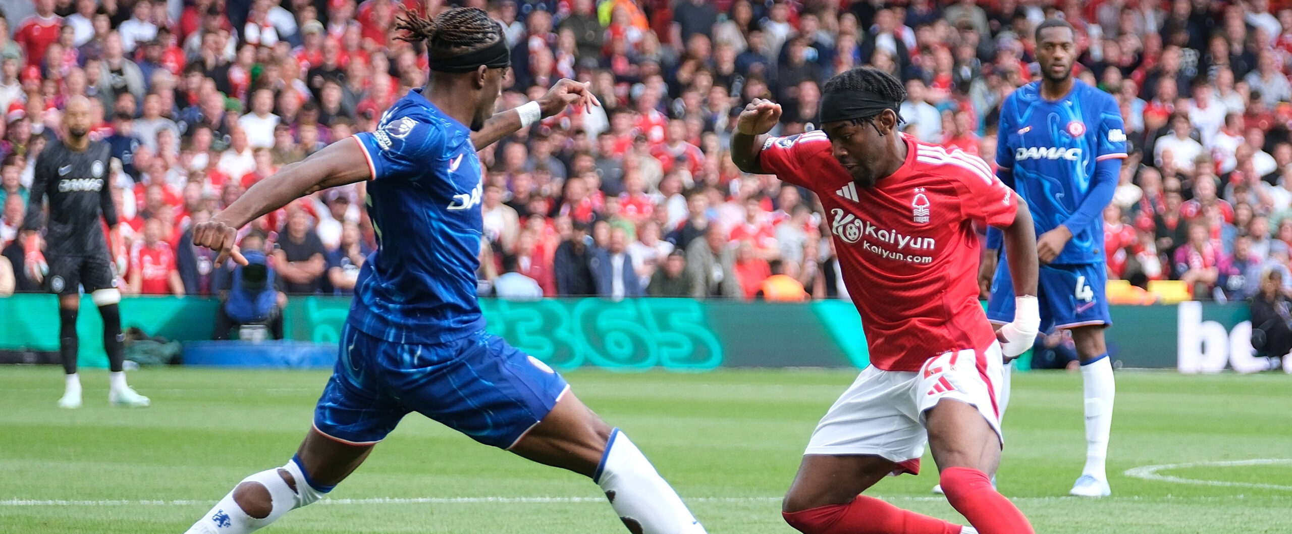 Elanga dribbling past Madueke 2025