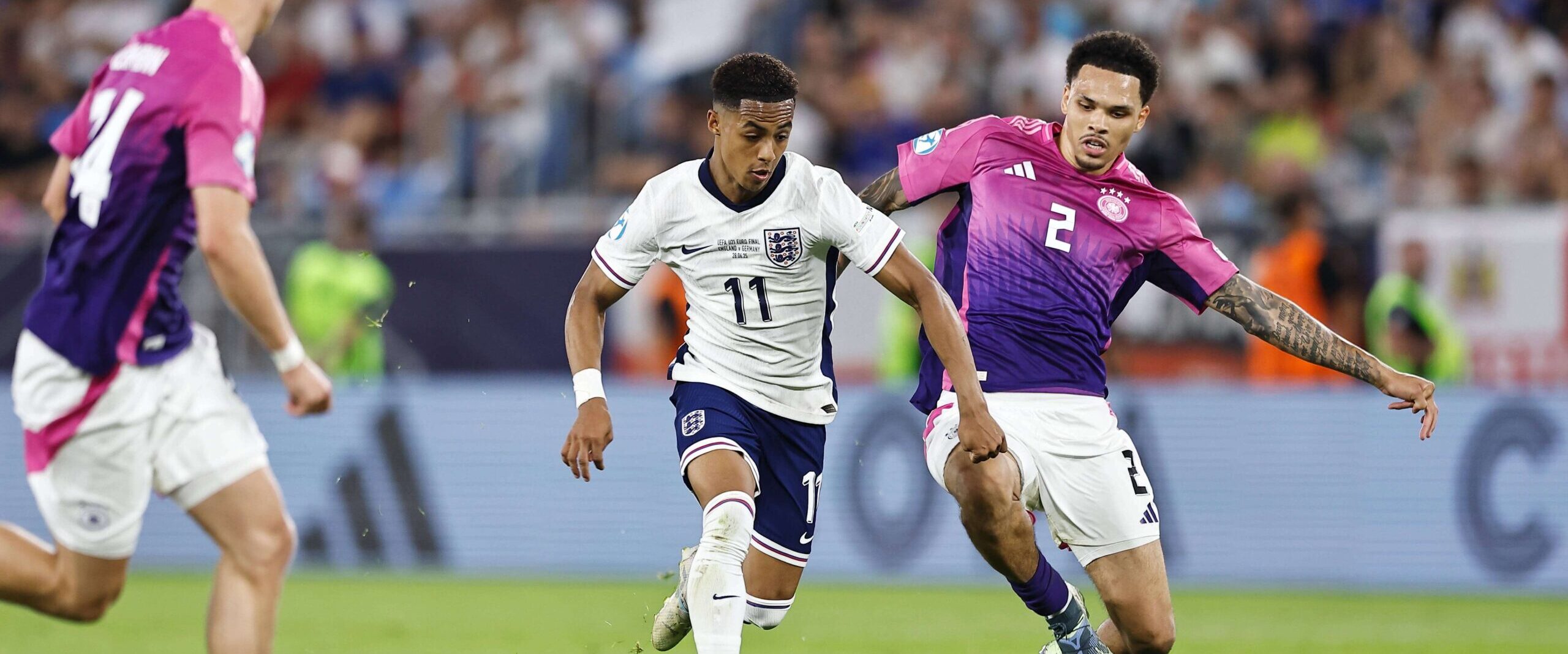 omari hutchinson in action for England at the U21 in 2025