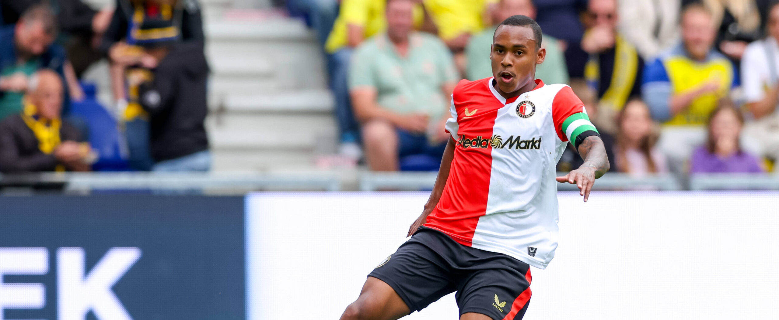 Igor Paixao in action for Feyenoord in 2025