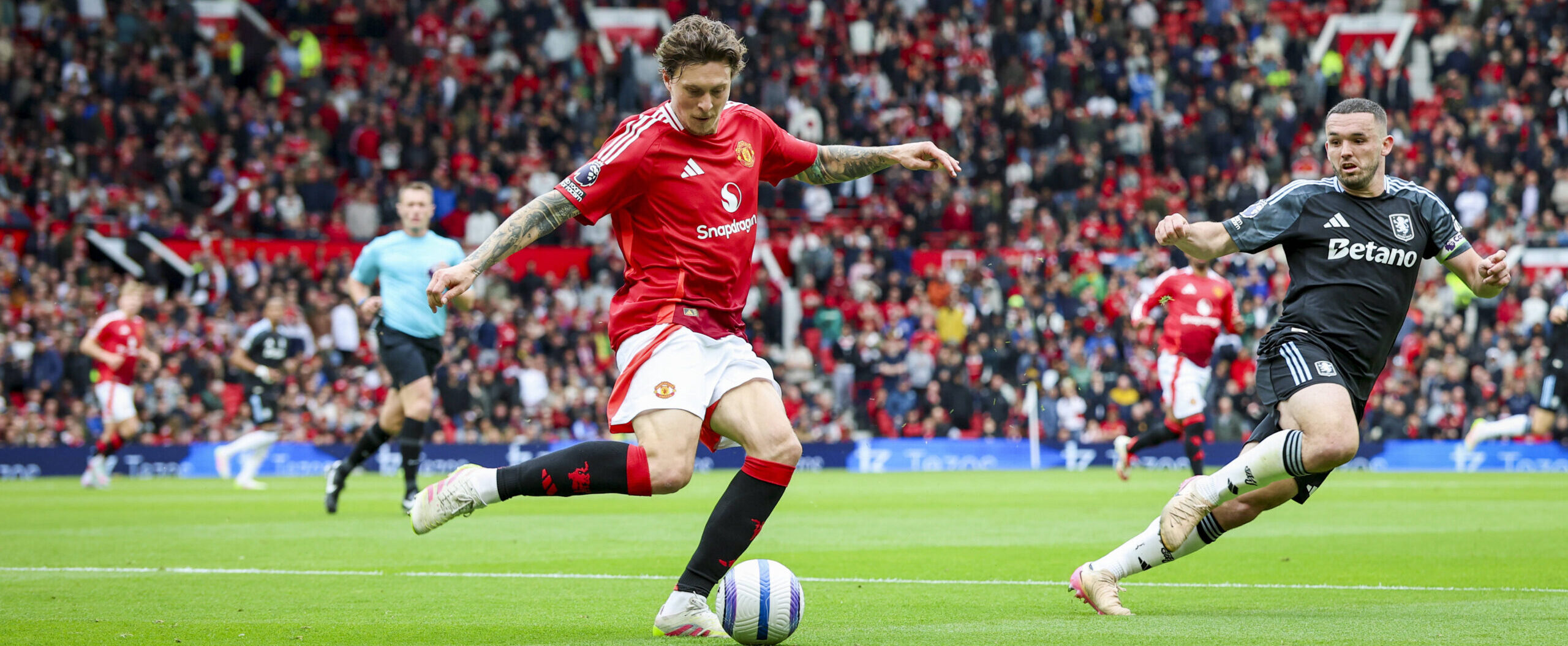 Victor Lindelof in action for Manchester United in 2025/26 season.