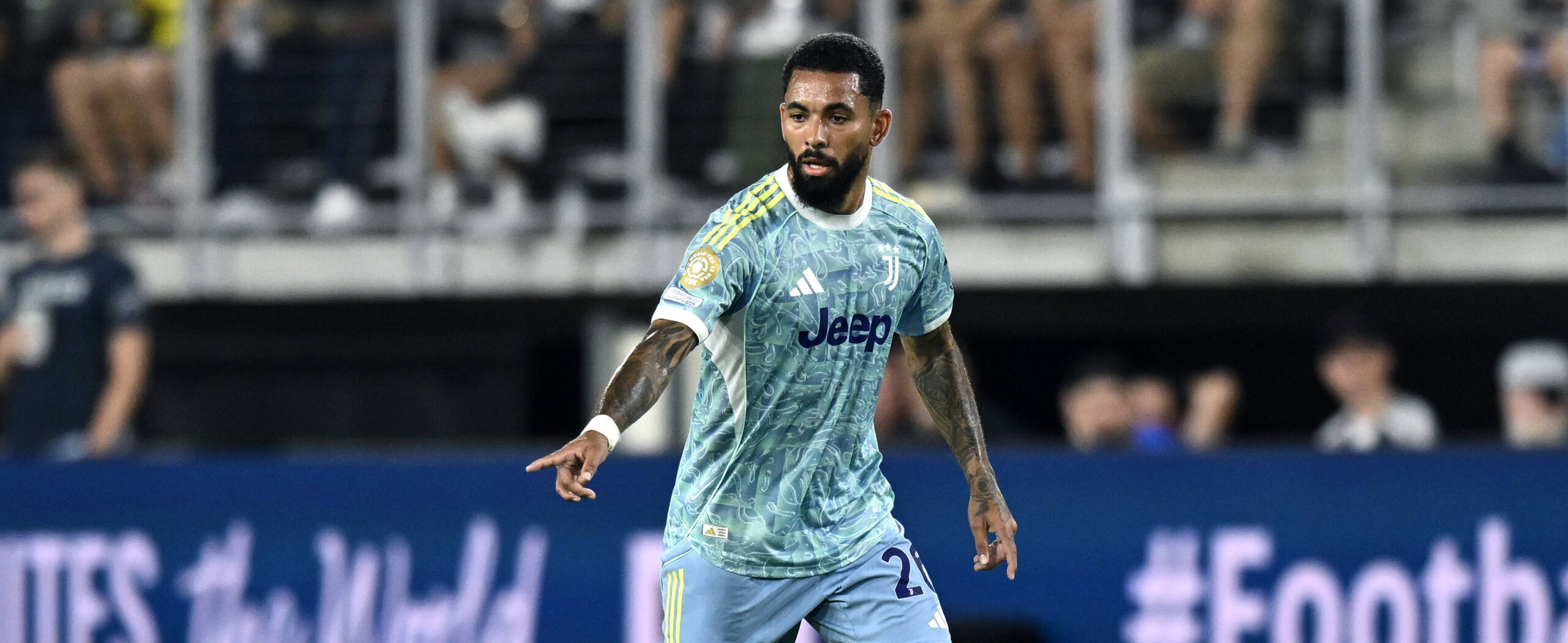 Douglas Luiz in action for Juventus in 2025, wanted by Nottingham Forest