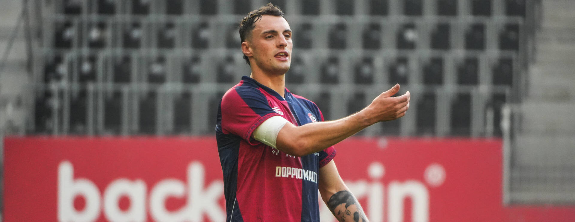 Nadir Zortea in action for Cagliari in 2025