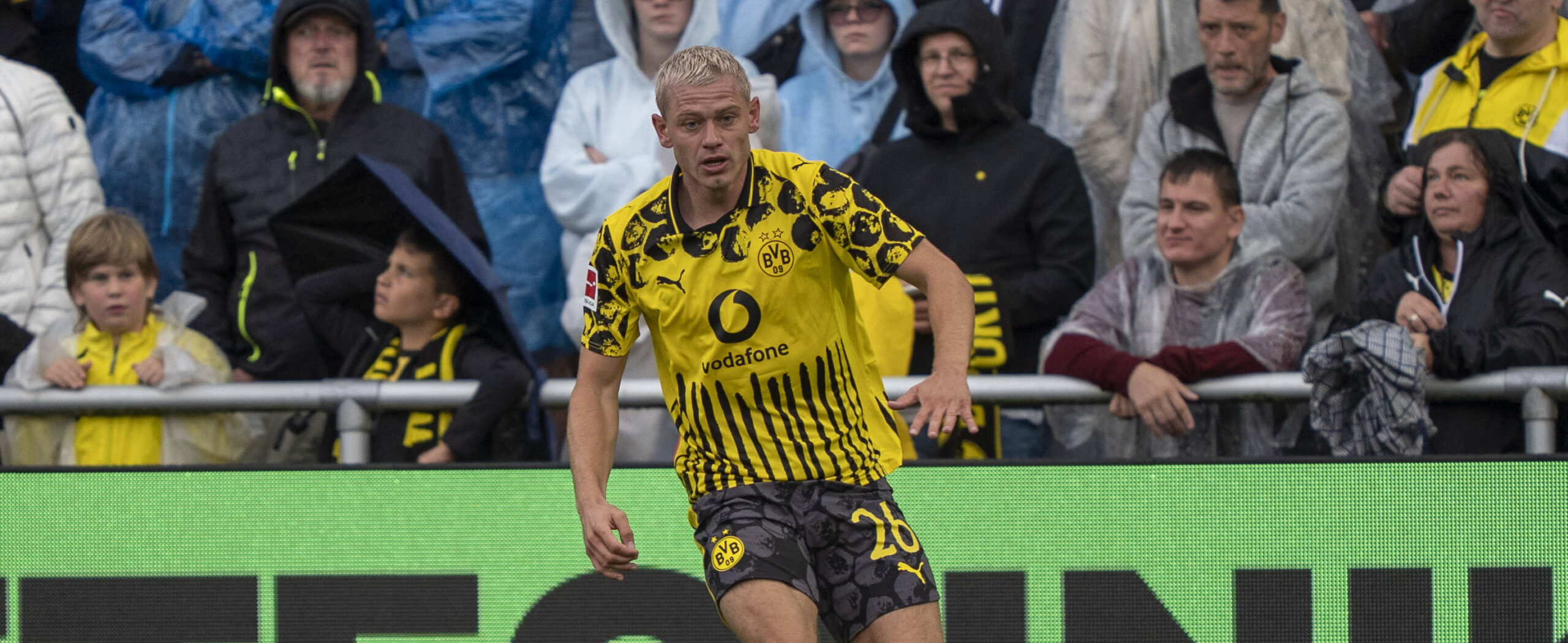 Julian Ryerson in action for Dortmund in 2025 pre-season friendly.