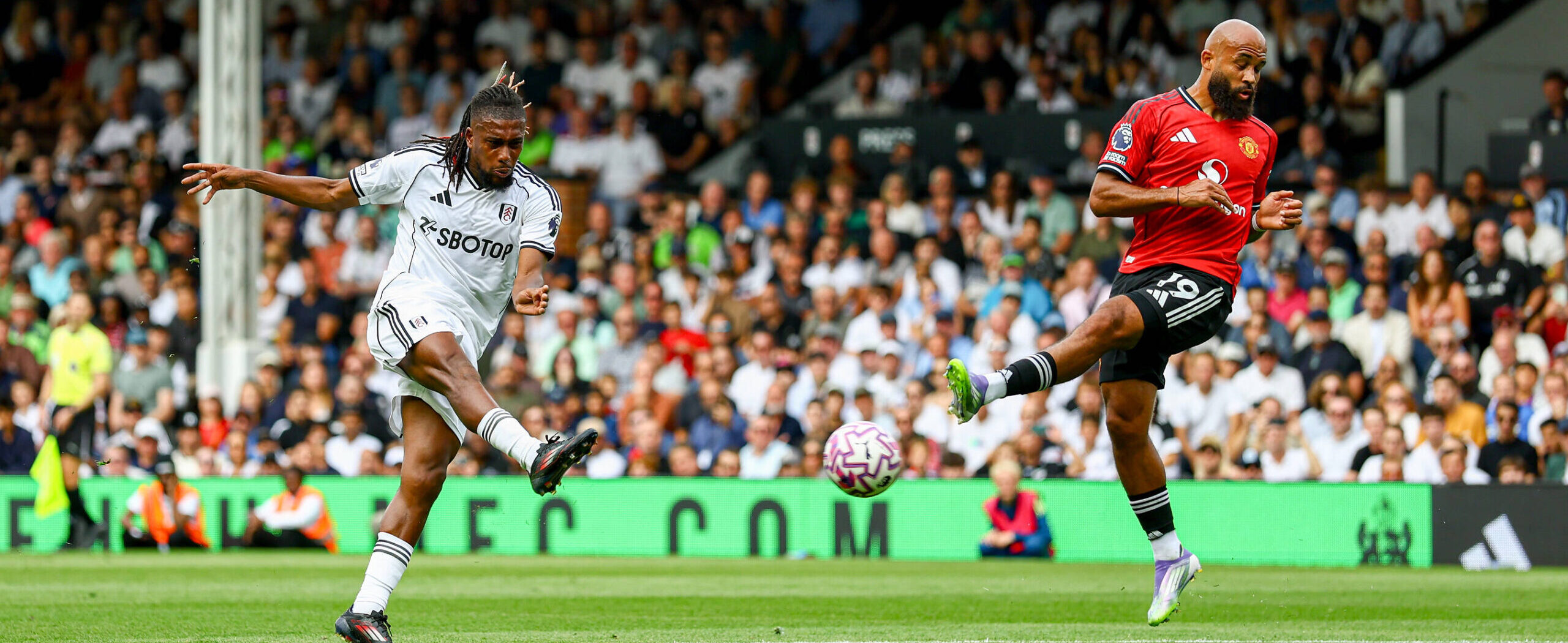 Alex Iwobi against Manchester United in 2025