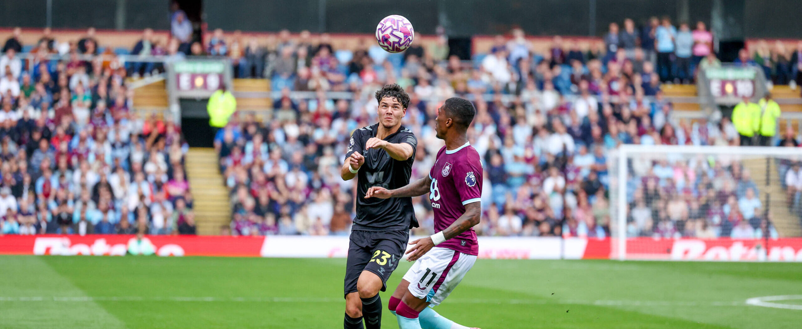 Jenson Seelt in action for Sunderland in 2025/ premier league season