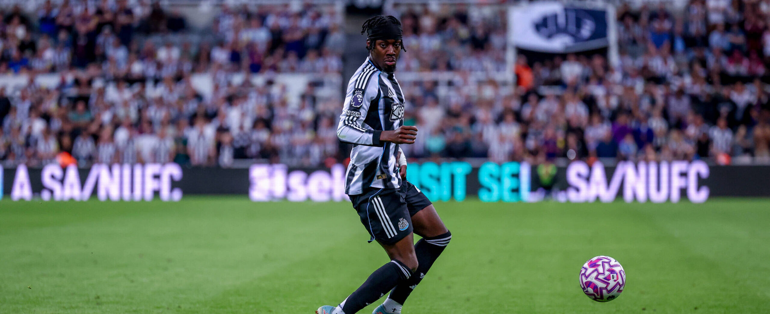 Elanga in action for Newcastle United in 2025