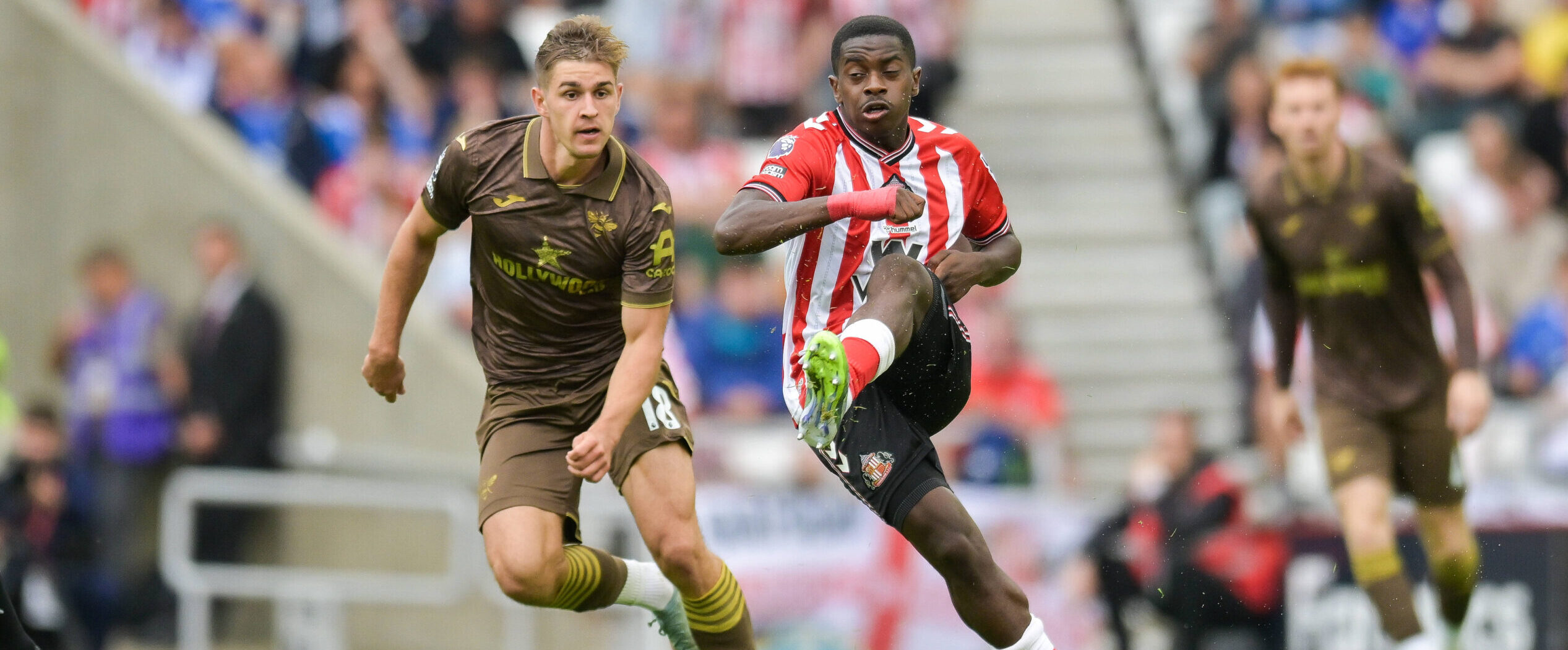 Noah Sadiki in action for Sunderland in 2025