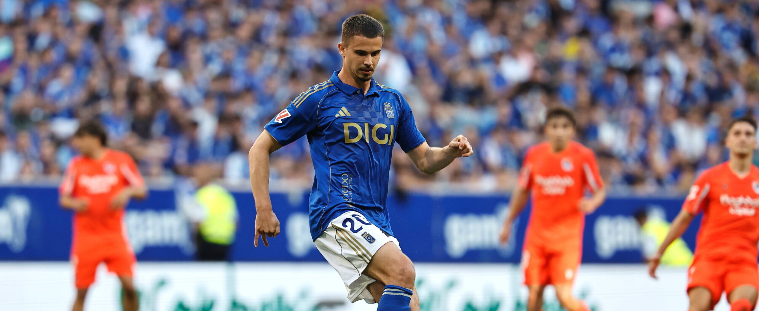 Leander Dendoncker in action for Oviedo in 2025