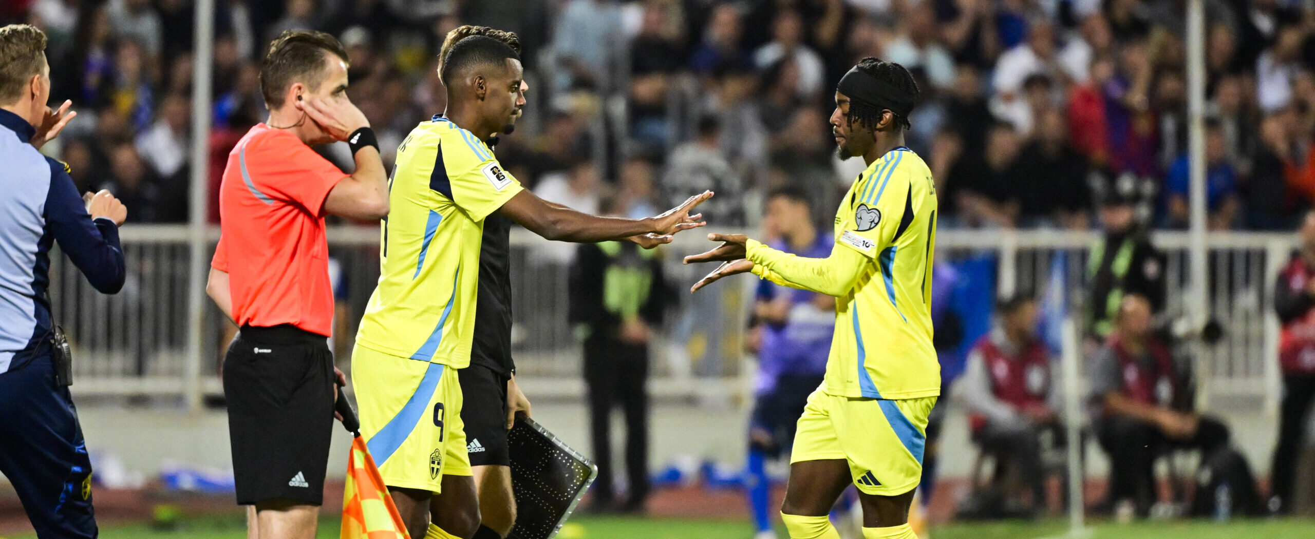 Alexander Isak in action for Sweden in 2025