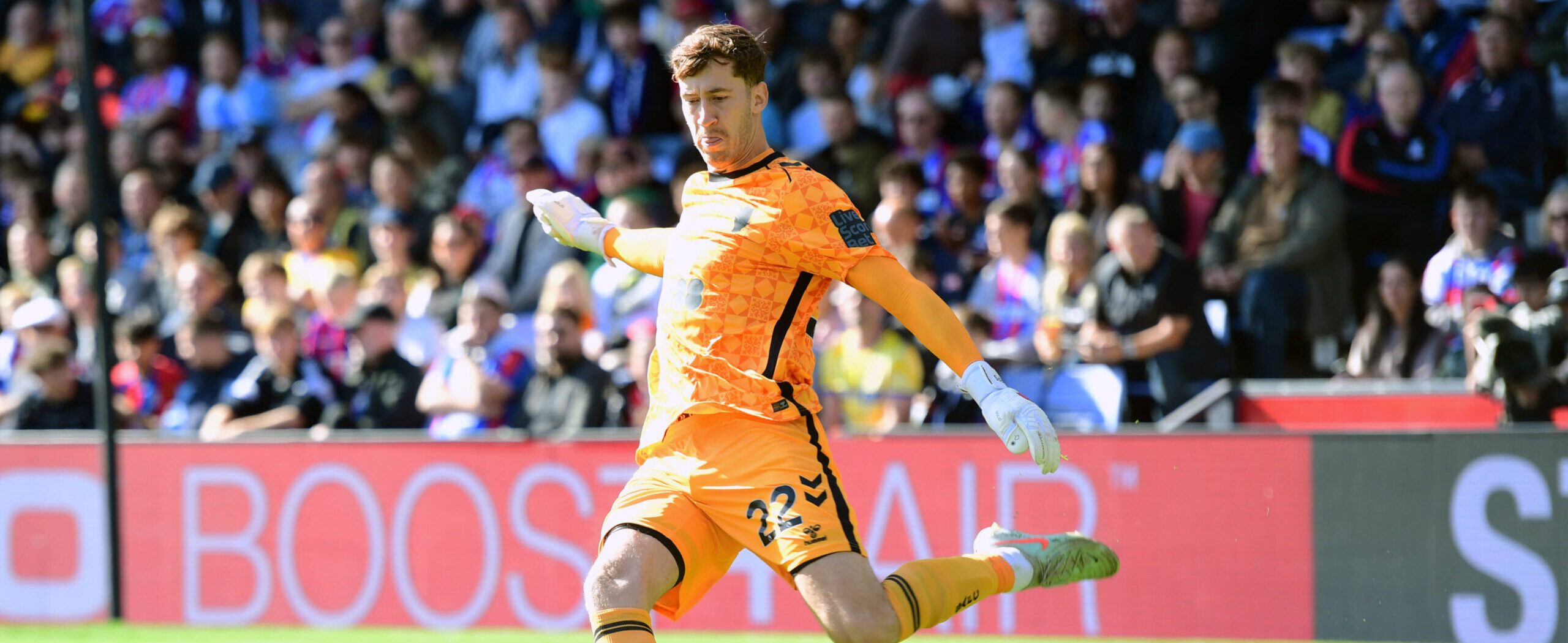 Robin Roefs in action for Sunderland in 2025