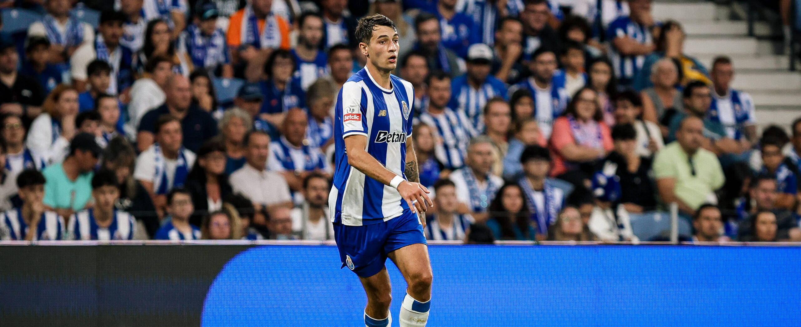 Jakub Kiwior in action for Porto in 2025