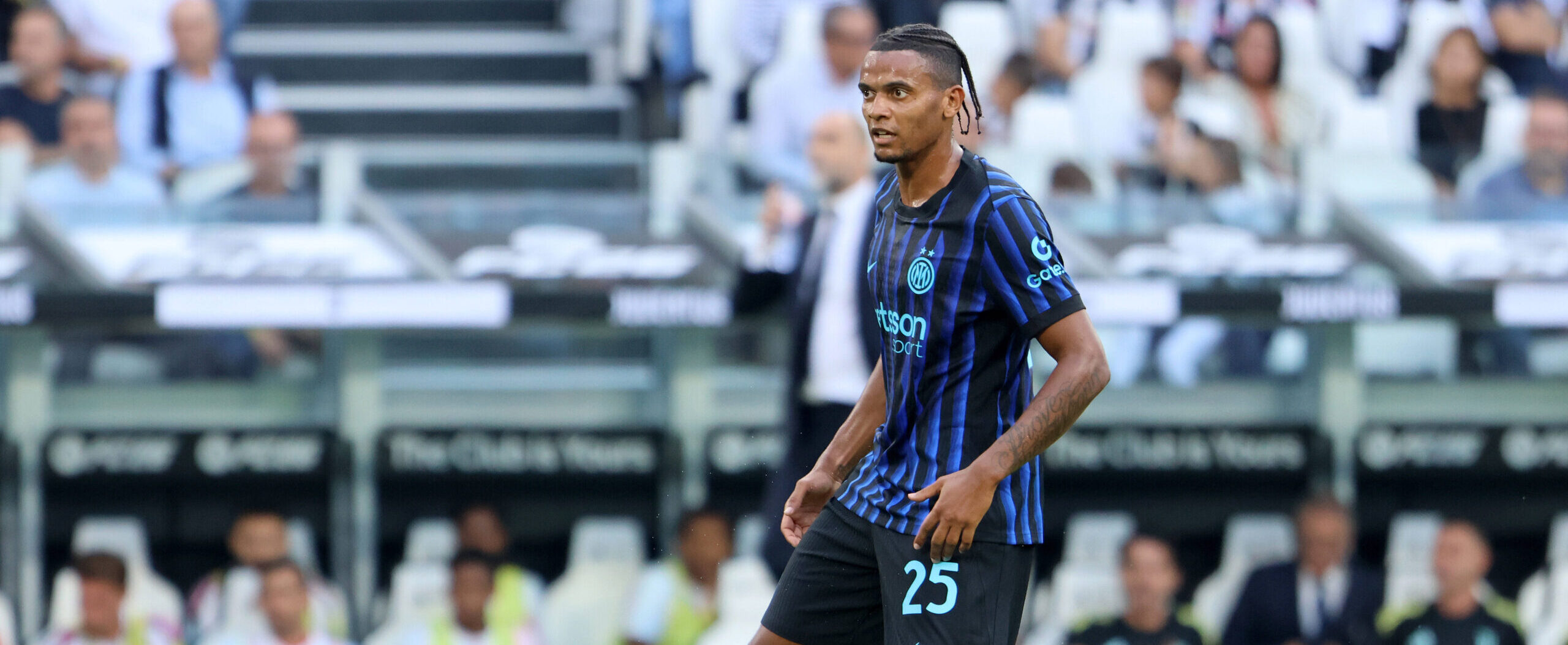 Manuel Akanji in action for Inter Milan in 2025
