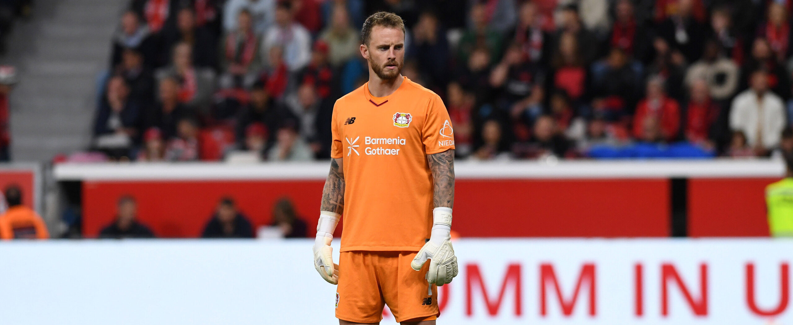 Mark Flekken in action for Leverkusen in 2025