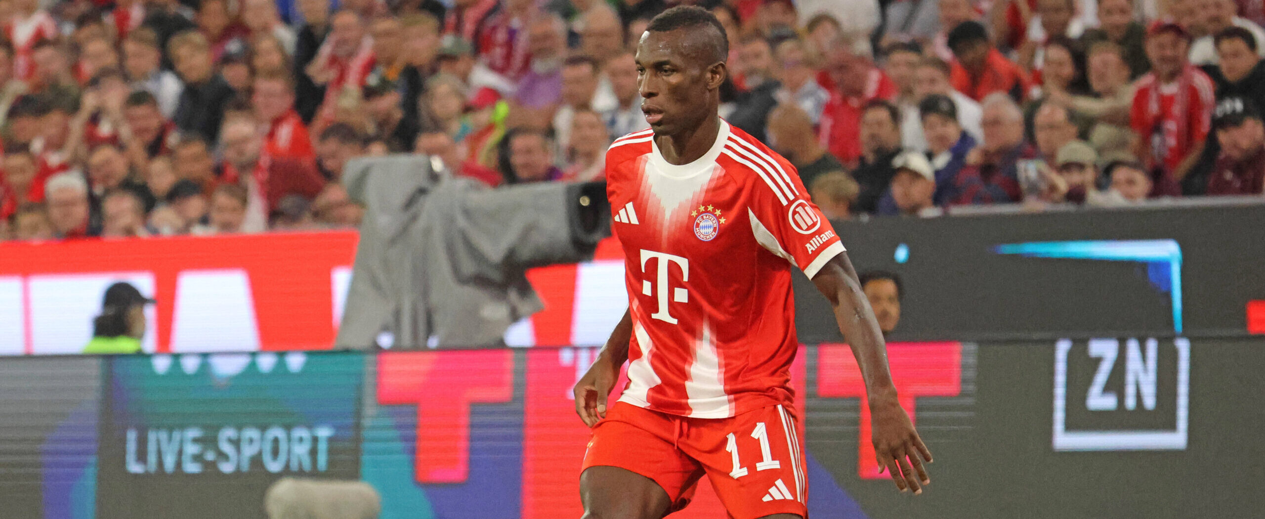 Nicolas Jackson in action for Bayern Munich in 2025