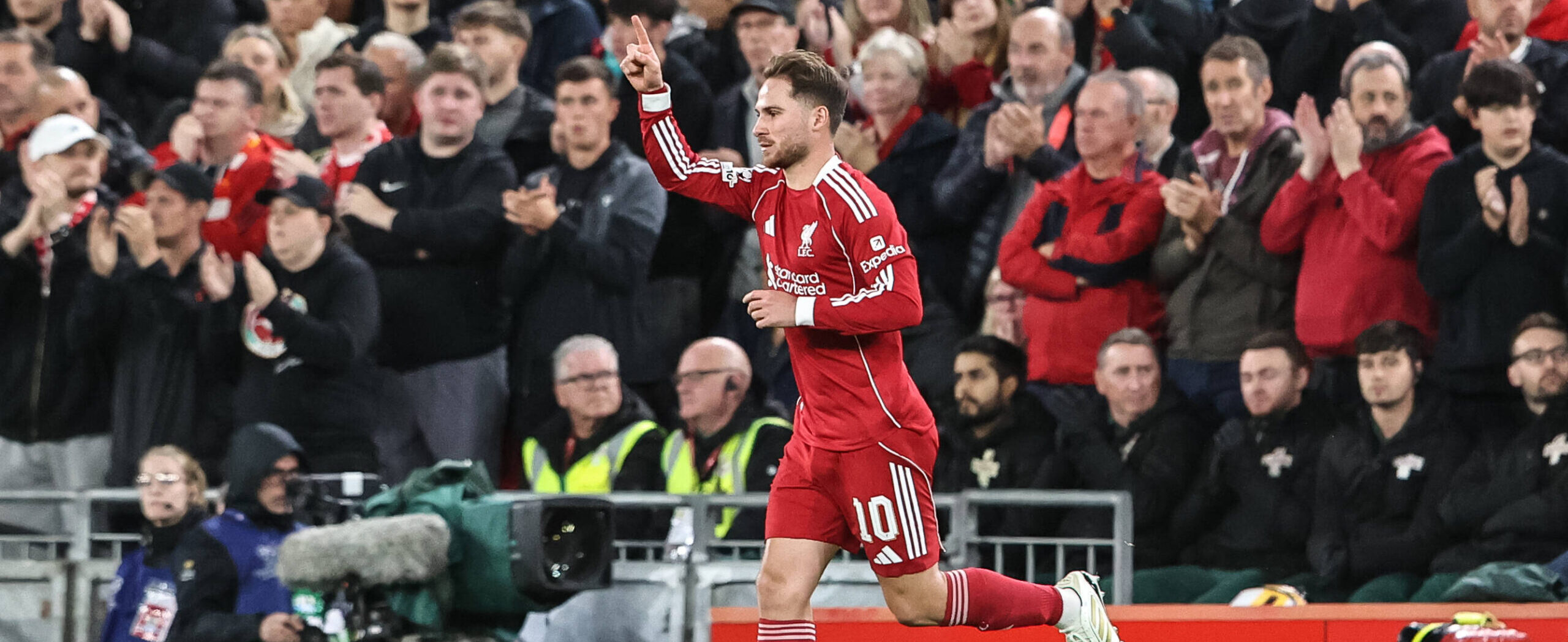 Alexis Mac Allister in action in the Champions League 2025