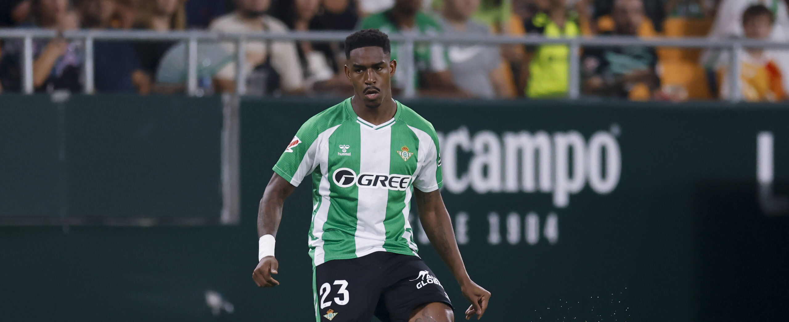 Junior Firpo in action for Real Betis in 2025