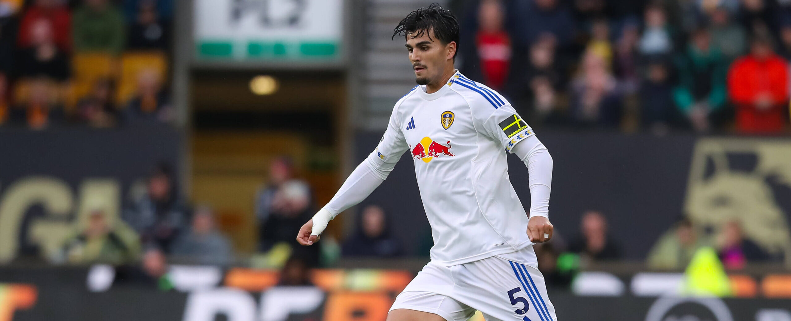 Pascal Struijk in action for Leeds United in 2025
