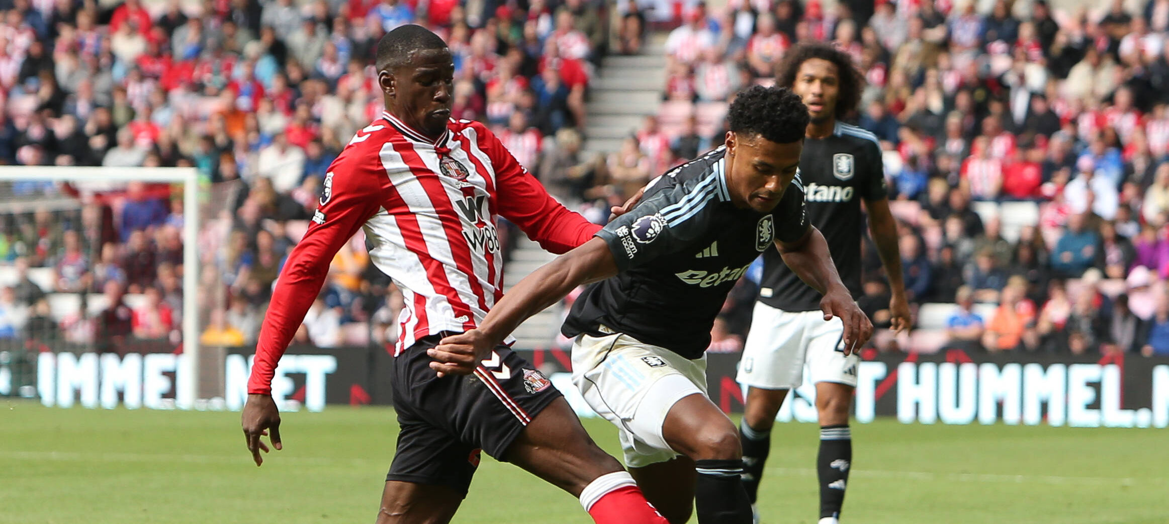 Nordi Mukiele in action for Sunderland in 2025