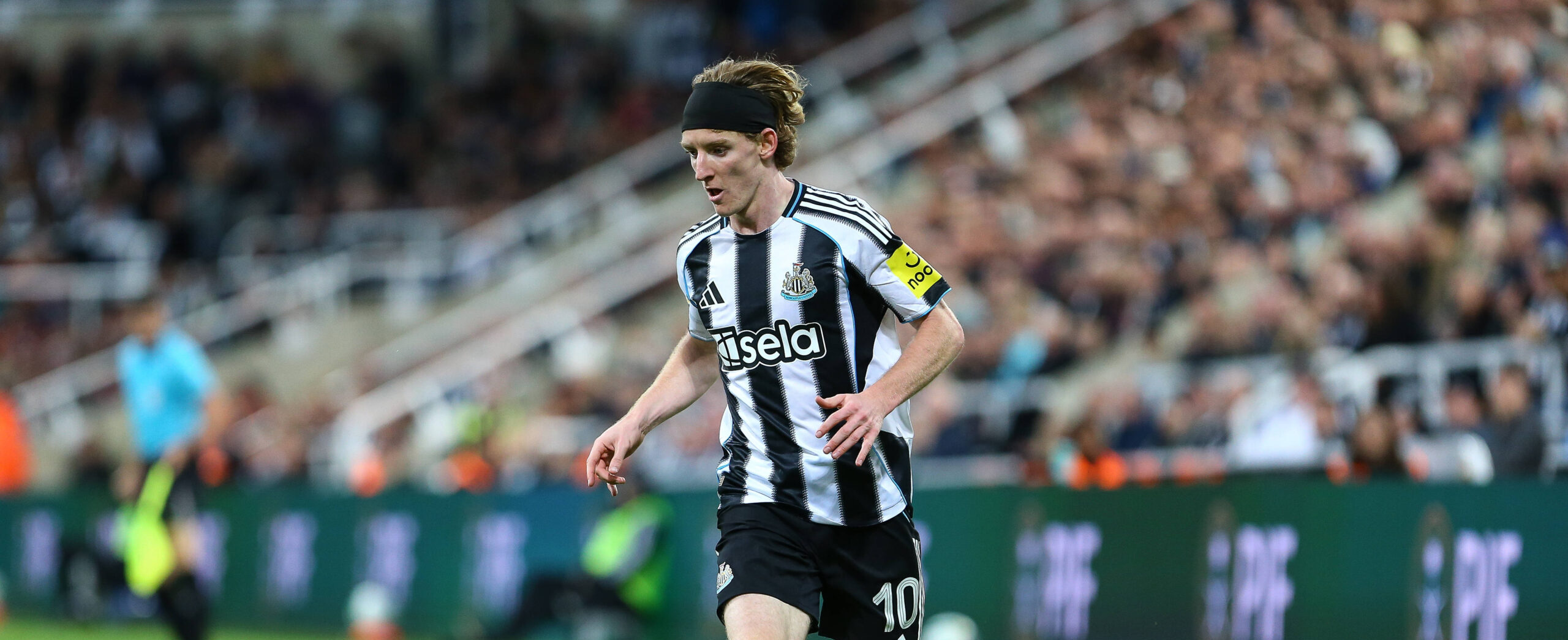 Anthony Gordon in action for Newcastle United in 2025