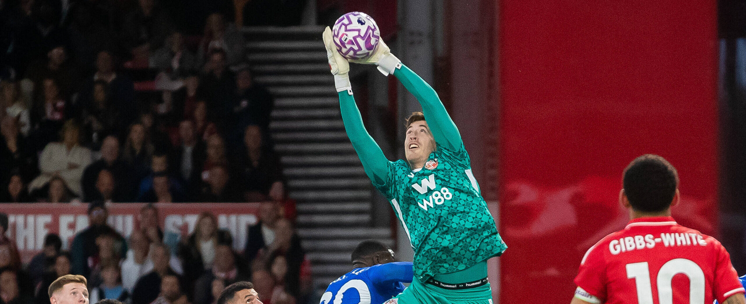 Robin Roefs in action against Nottingham Forest in 2025 for Sunderland