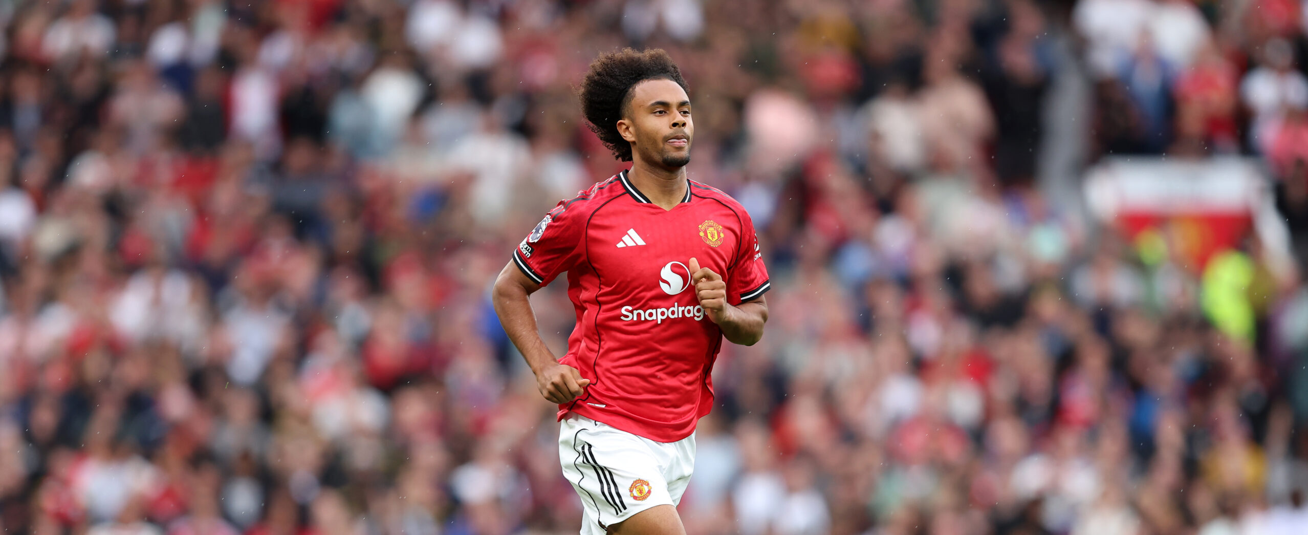 Zirkzee in action for Manchester United in 2025