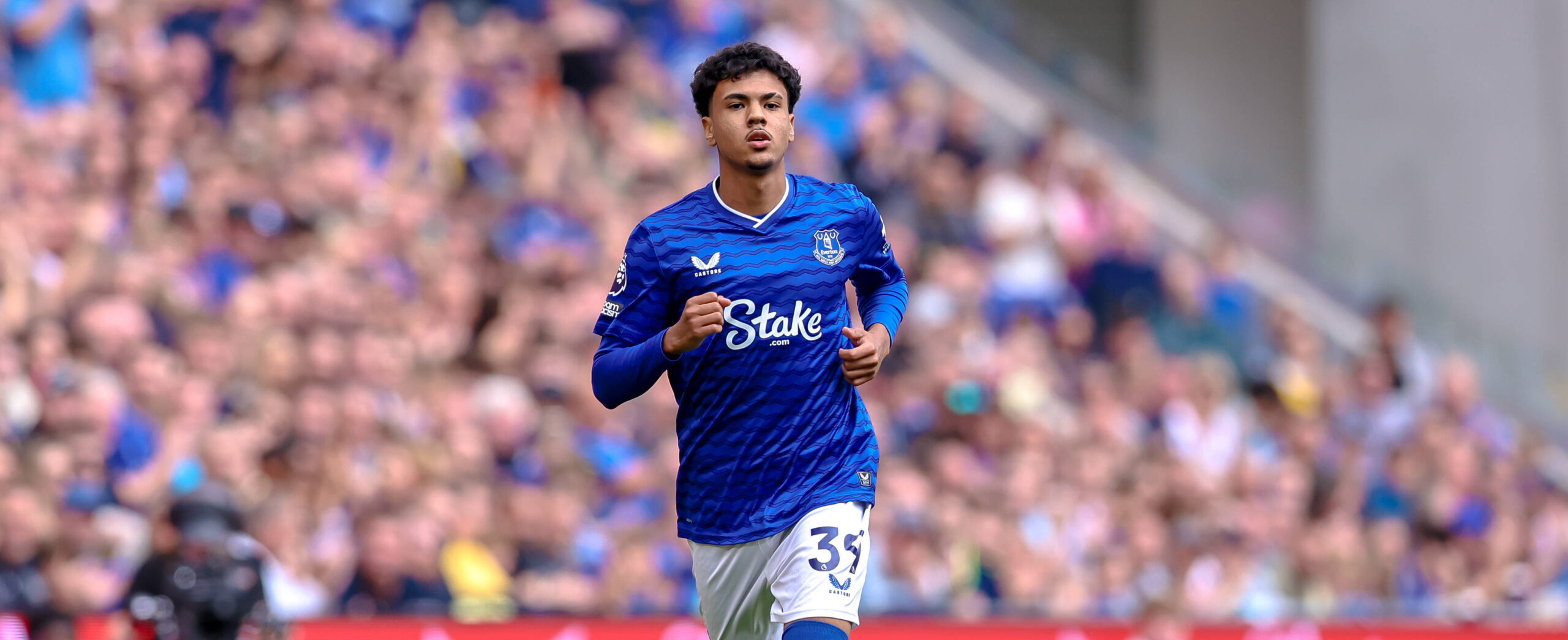 Adam Aznou in action for Everton in 2025