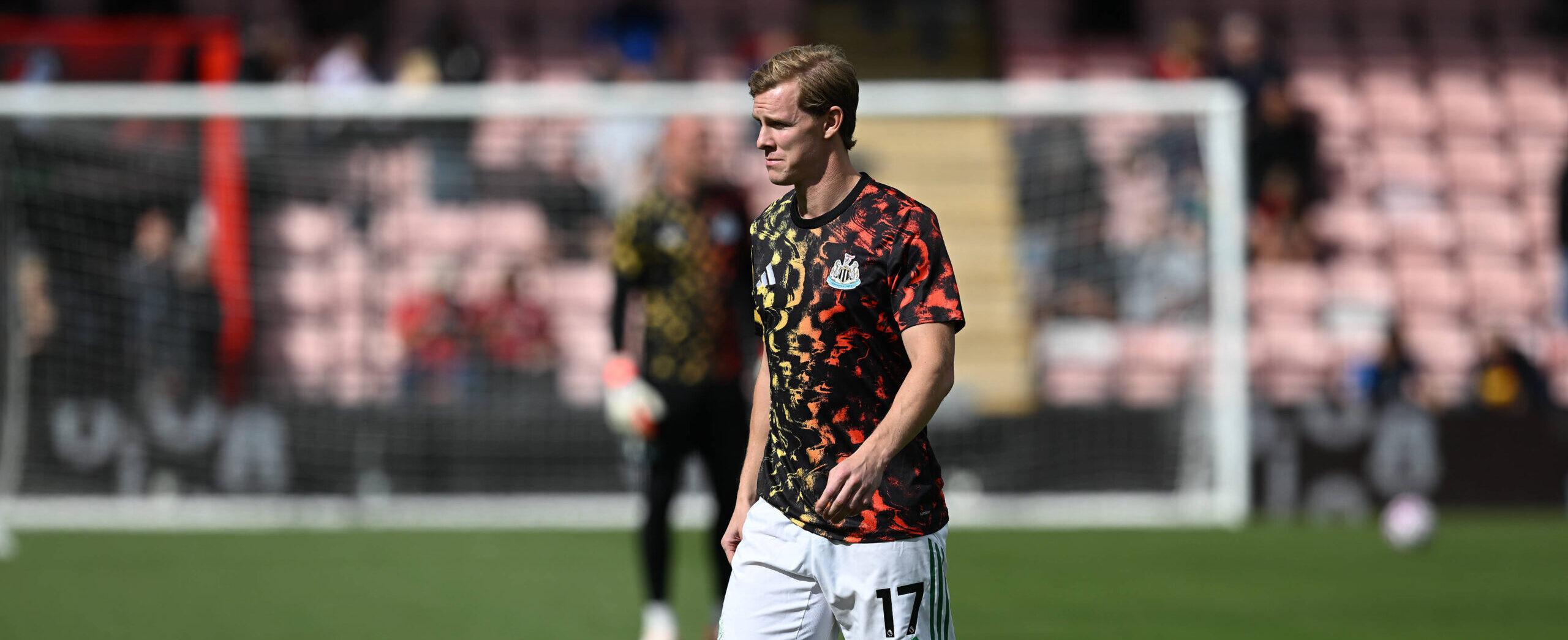 Emil Krafth in action for Newcastle United in 2025