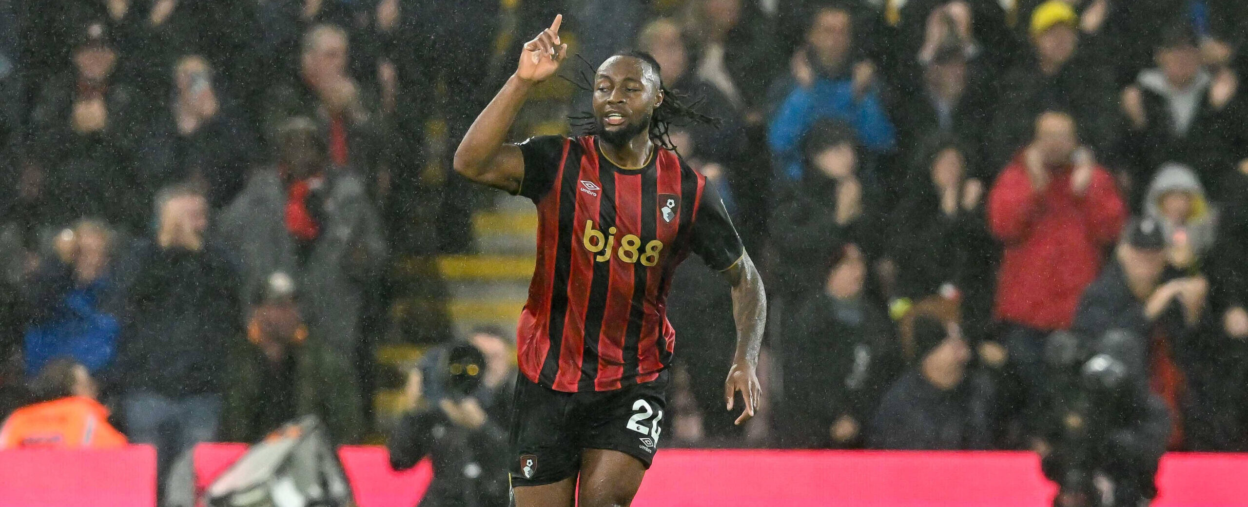 Semenyo in action for Bournemouth against Fulham in 2025