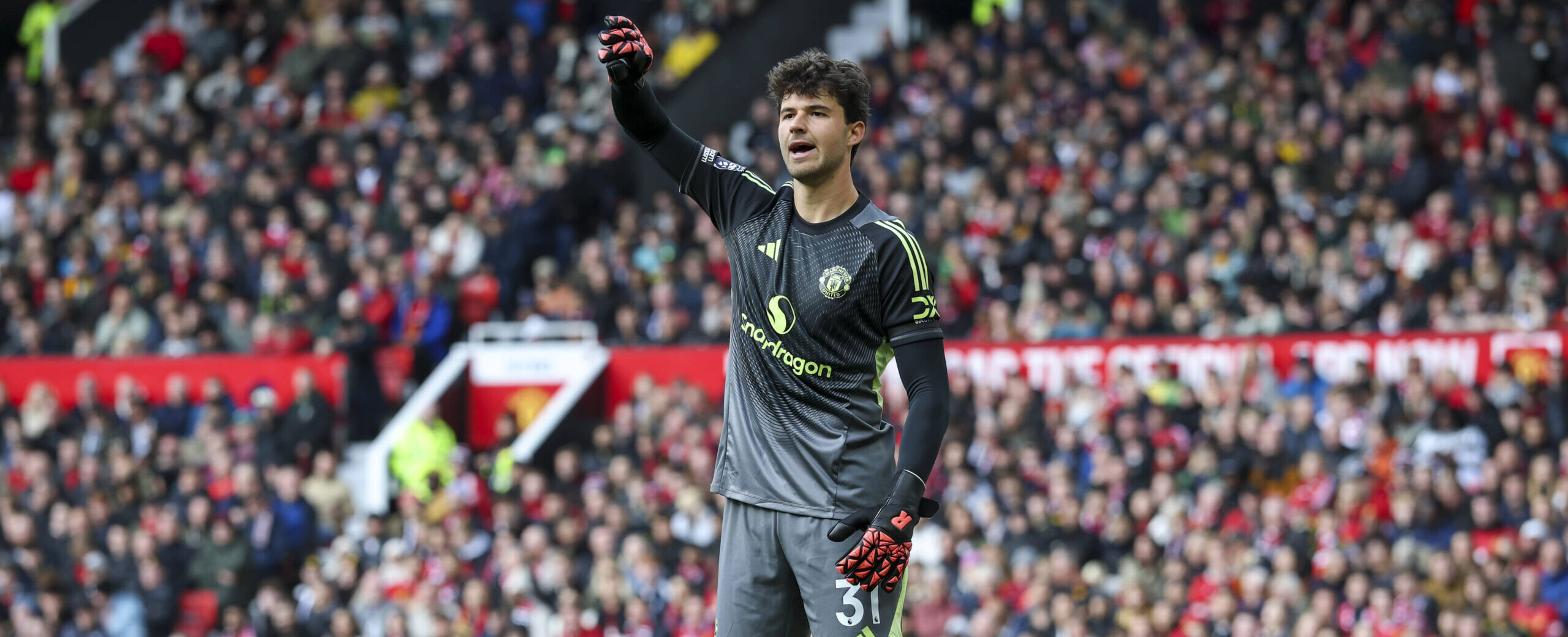 Senne Lammens in action for Manchester United in 2025