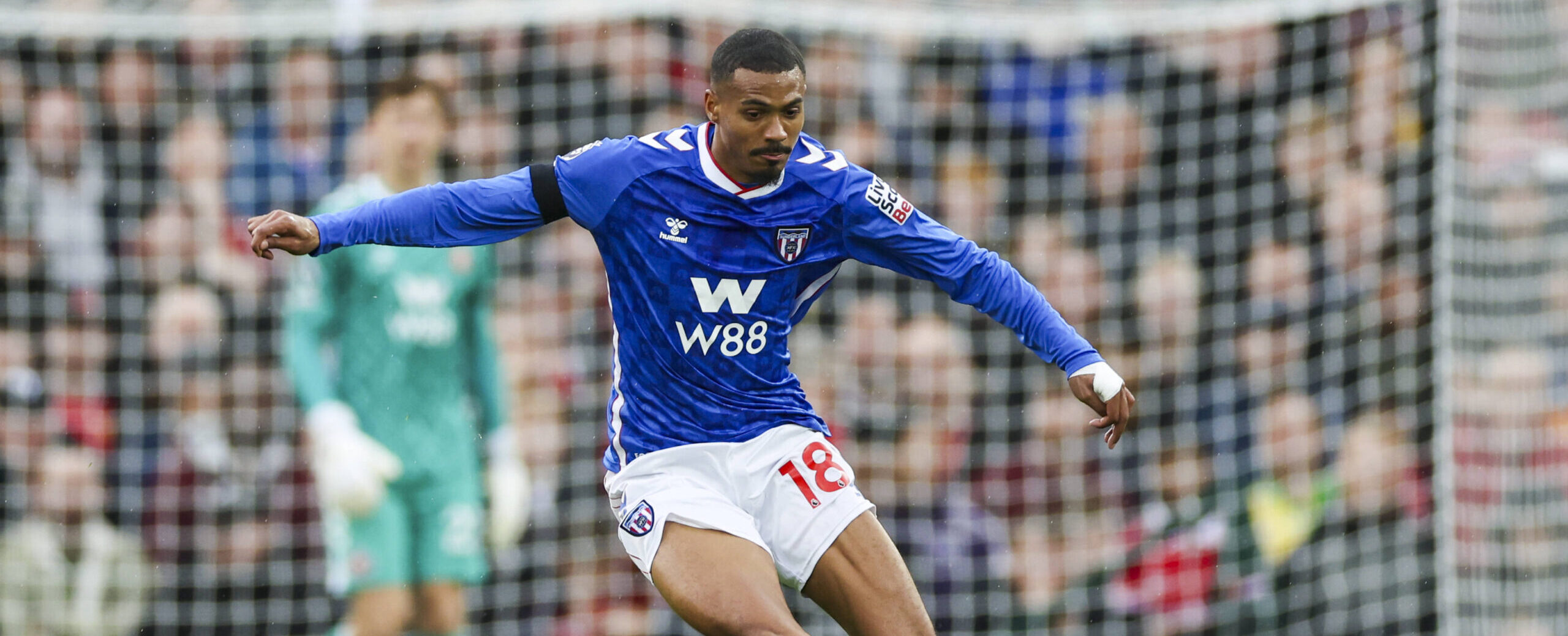 Wilson Isidor in action against Manchester United in 2025 for Sunderland