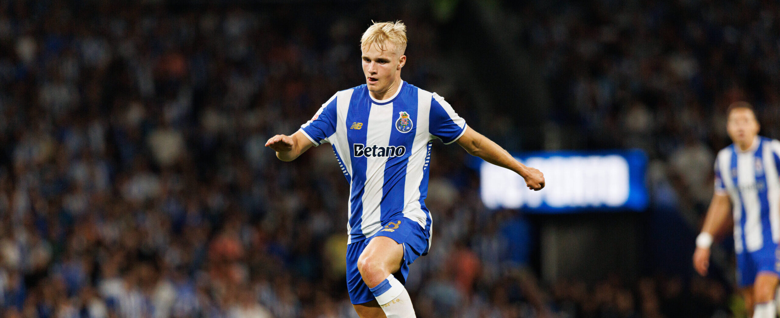 Victor Froholdt in action for Porto in 2025