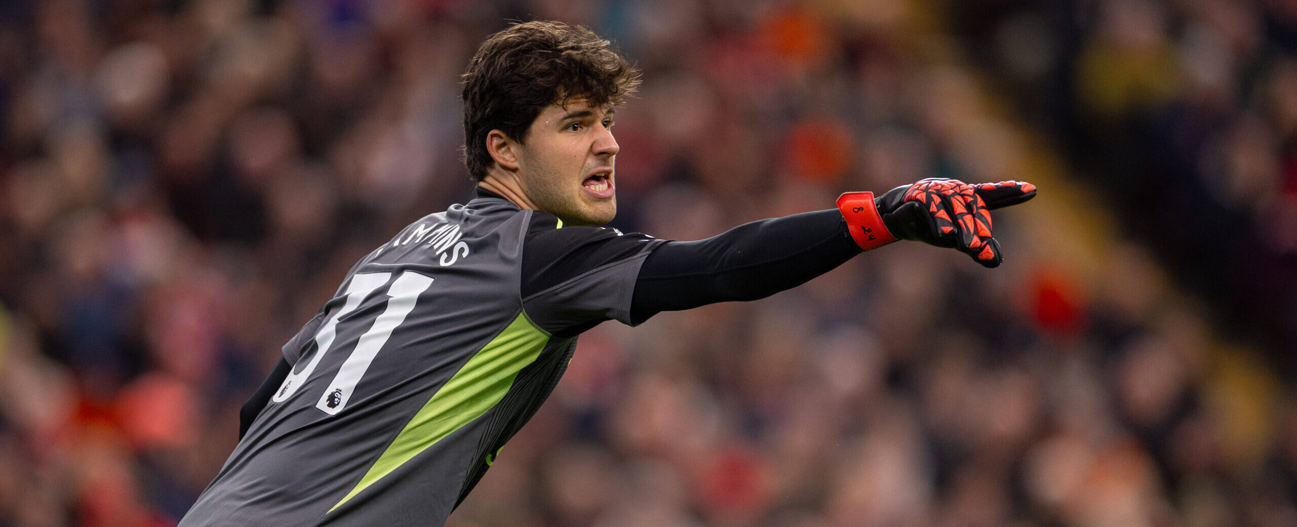 Senne Lammens in action for Manchester United in 2025