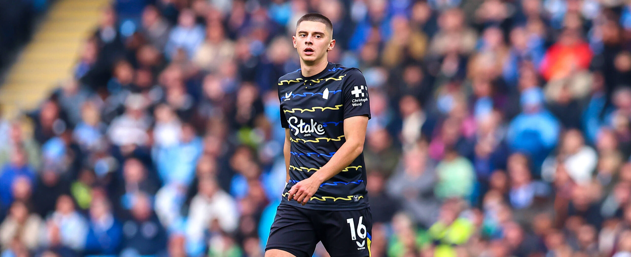 Vitaliy Mykolenko in action for Everton in 2025