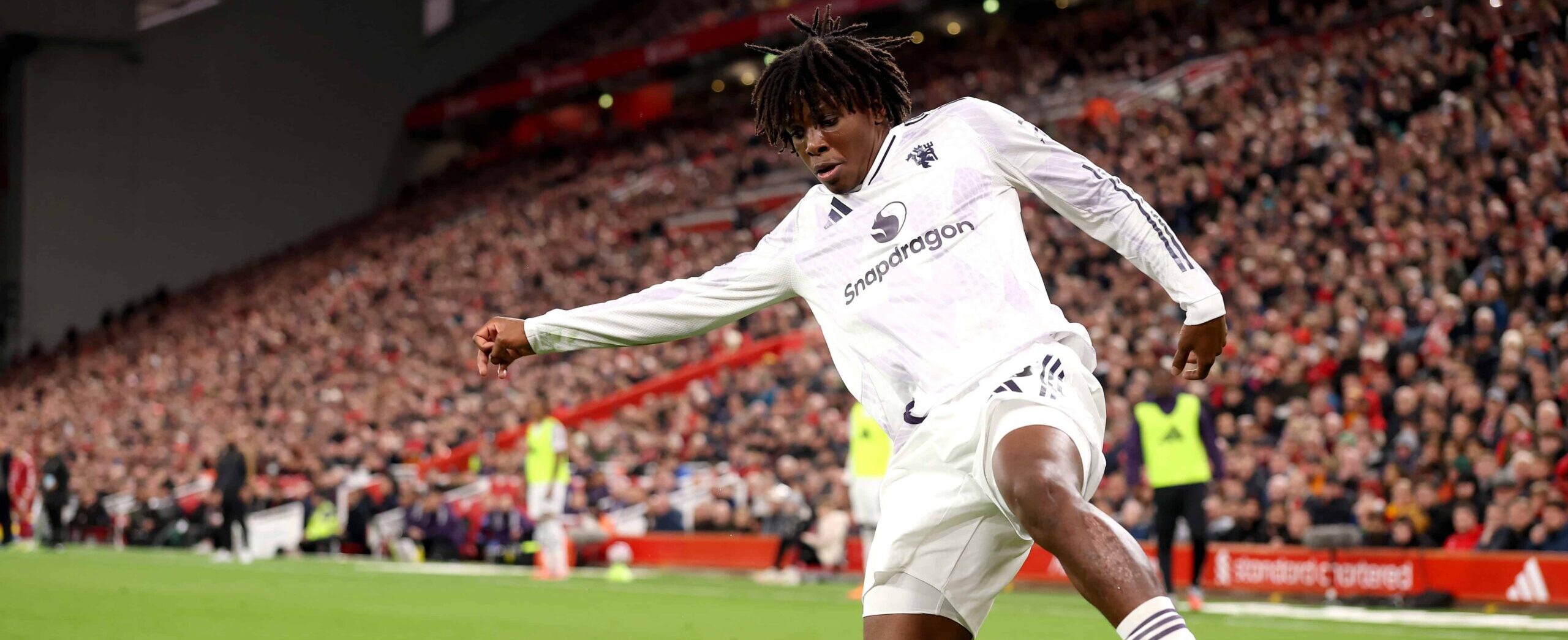 Patrick Dorgu in action for Manchester United