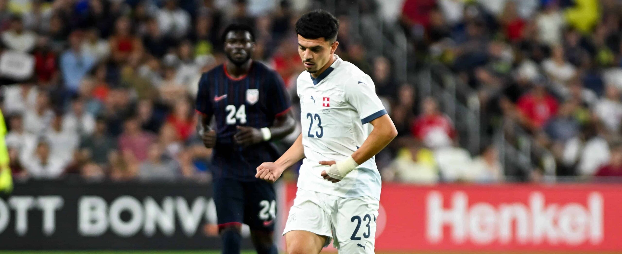 Zeki Amdouni in action for Switserland