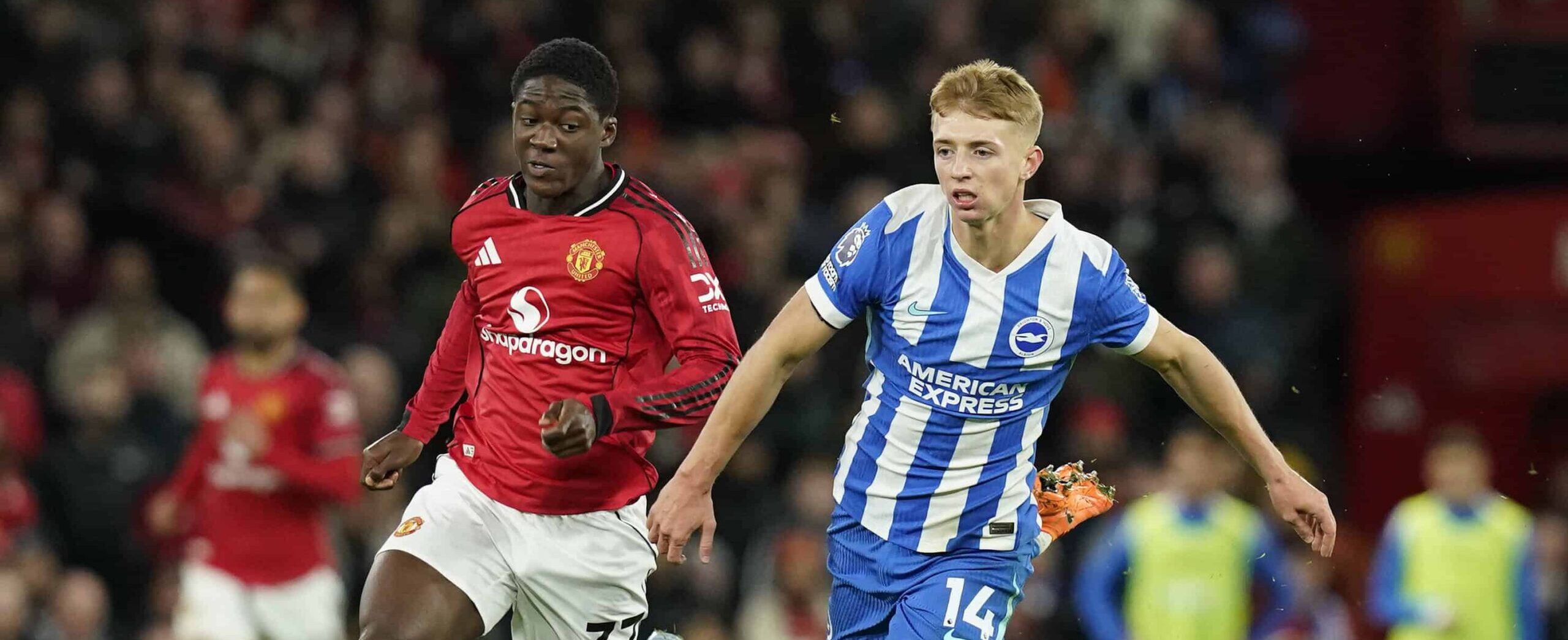 Kobbie Mainoo in action for Manchester United in 2025