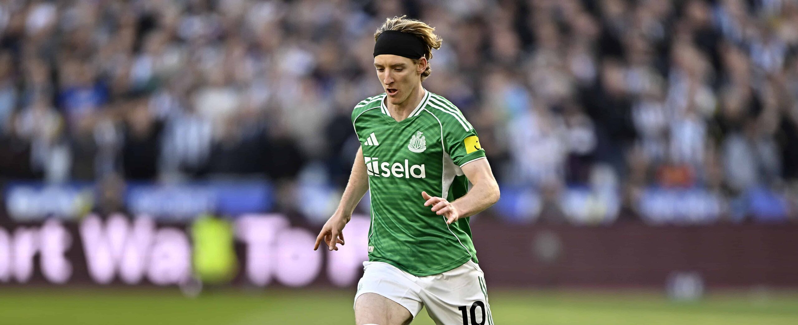 Anthony Gordon in action for Newcastle United in 2025 against West Ham United